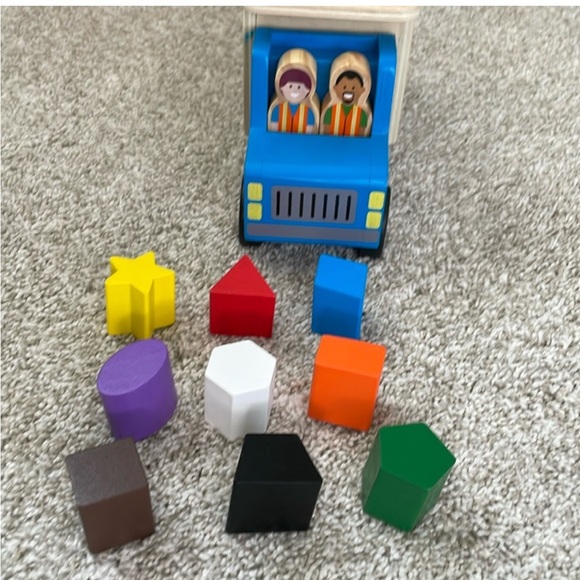 Euc Melissa and Doug shape sorting truck - Picture 2 of 2